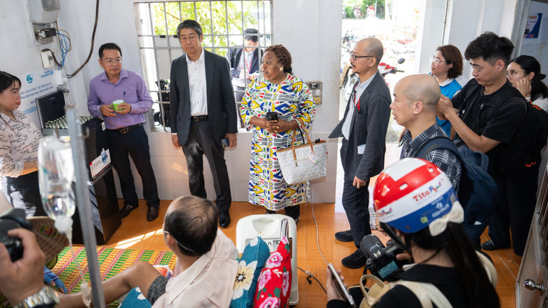 Các đại biểu thăm một cơ sở y tế địa phương được tài trợ thiết bị lọc nước từ dự án.