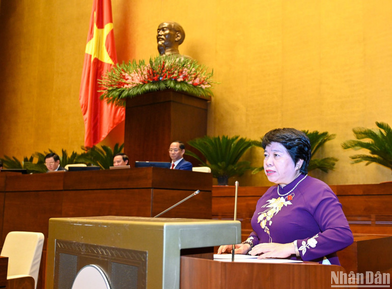 Chủ nhiệm Ủy ban Xã hội của Quốc hội Nguyễn Thúy Anh trình bày Báo cáo giải trình, tiếp thu, chỉnh lý dự thảo Luật Khám bệnh, chữa bệnh (sửa đổi). (Ảnh: DUY LINH)