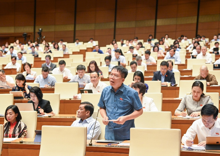 Đại biểu Nguyễn Văn Hiển - Đoàn đại biểu Quốc hội tỉnh Lâm Đồng phát biểu. (Ảnh: DUY LINH)