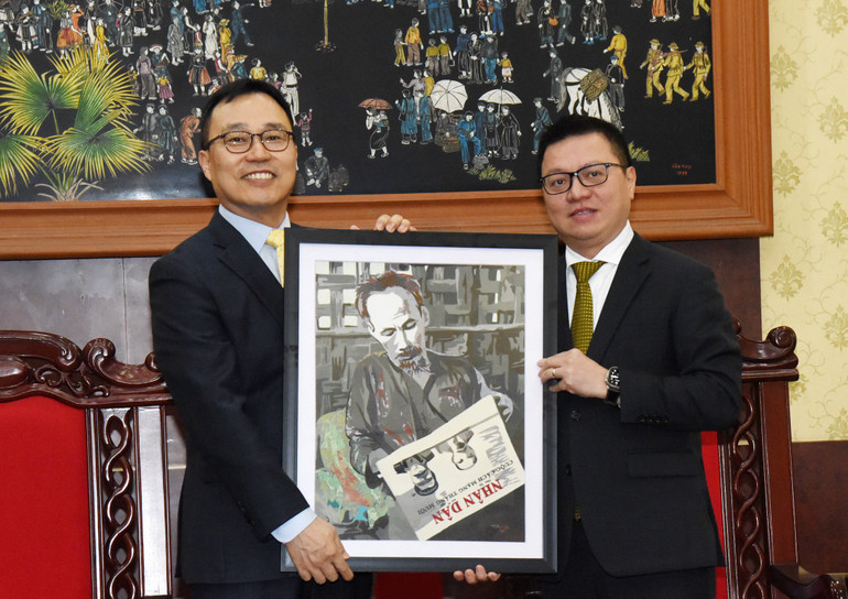 Tổng Biên tập Lê Quốc Minh tặng quà lưu niệm Đại sứ Hàn Quốc Choi Young Sam. (Ảnh: TRẦN HẢI)