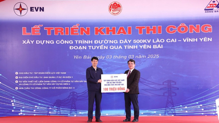 Đại diện EVN trao tặng tỉnh Yên Bái 100 triệu đồng ủng hộ tỉnh xóa nhà tạm, nhà dột nát.