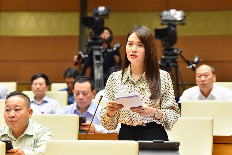 Đại biểu Vương Thị Hương (Hà Giang) phát biểu. (Ảnh: THỦY NGUYÊN)