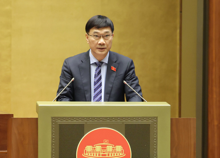 Chủ nhiệm Ủy ban Kinh tế của Quốc hội Vũ Hồng Thanh trình bày Báo cáo thẩm tra. (Ảnh: DUY LINH)
