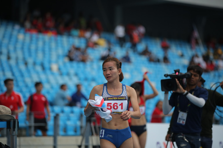 Oanh không có nhiều thời gian ăn mừng tấm Huy chương Vàng 1.500m khi gần như ngay lập tức phải chuẩn bị bước vào phần thi 3.000m vượt chướng ngại vật. Oanh không có nhiều thời gian ăn mừng tấm Huy chương Vàng 1.500m khi gần như ngay lập tức phải chuẩn bị bước vào phần thi 3.000m vượt chướng ngại vật.
