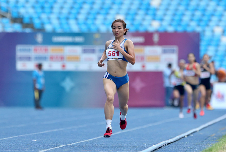 Nguyễn Thị Oanh cho thấy đẳng cấp của nhà vô địch SEA Games khi bỏ xa các đối thủ bám đuổi để một mình băng băng về đích. Nguyễn Thị Oanh cho thấy đẳng cấp của nhà vô địch SEA Games khi bỏ xa các đối thủ bám đuổi để một mình băng băng về đích.