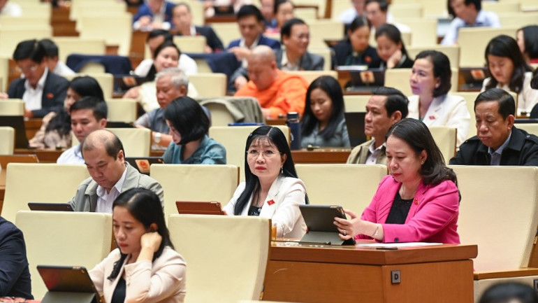 Các đại biểu Quốc hội tham dự phiên họp chiều 29/11. (ẢNH: DUY LINH) Các đại biểu Quốc hội tham dự phiên họp chiều 29/11. (ẢNH: DUY LINH)