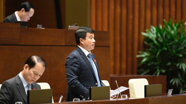 Chủ tịch Hội đồng Dân tộc của Quốc hội Y Thanh Hà Niê Kđăm giải trình, làm rõ một số vấn đề đại biểu Quốc hội nêu. (Ảnh: DUY LINH)