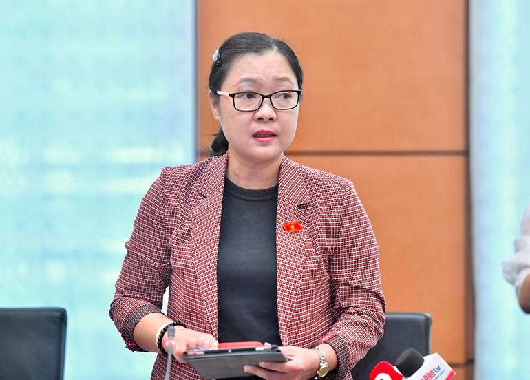 Đại biểu Nguyễn Thị Quyên Thanh (Vĩnh Long) phát biểu tại buổi họp tổ. (Ảnh: ĐĂNG KHOA)