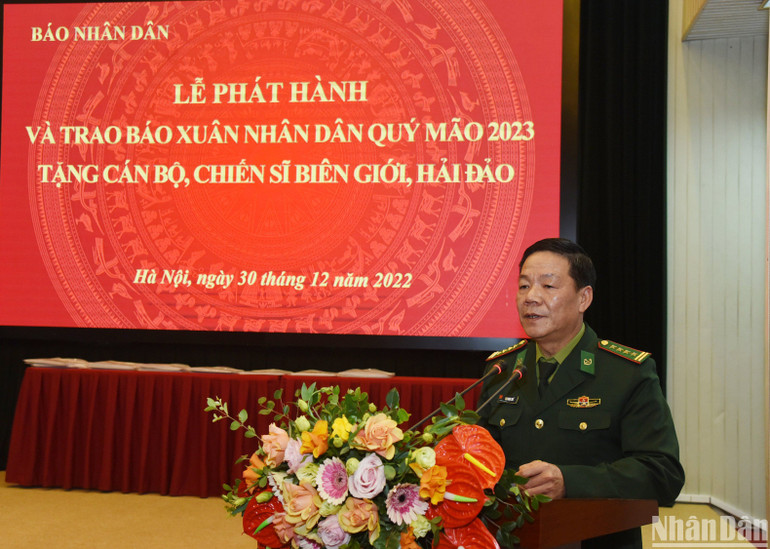 Đại tá Văn Ngọc Quế, Phó Chủ nhiệm Chính trị, Cục Chính trị Bộ đội Biên phòng phát biểu tại buổi lễ. (Ảnh: TRẦN HẢI)