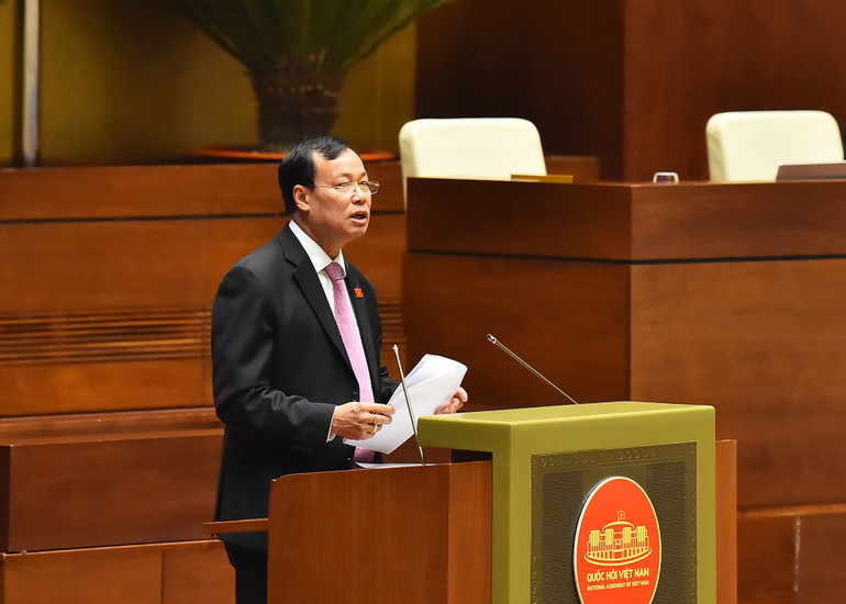 Ủy viên Ủy ban Thường vụ Quốc hội, Chủ nhiệm Ủy ban Quốc phòng và An ninh của Quốc hội Lê Tấn Tới trình bày Báo cáo giải trình, tiếp thu, chỉnh lý dự thảo Luật Lực lượng tham gia bảo vệ an ninh, trật tự ở cơ sở. (Ảnh: THỦY NGUYÊN)