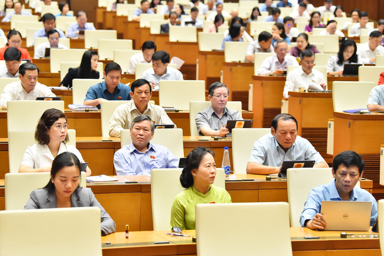 Các đại biểu làm việc tại hội trường Quốc hội sáng 27/10. (Ảnh: THỦY NGUYÊN)