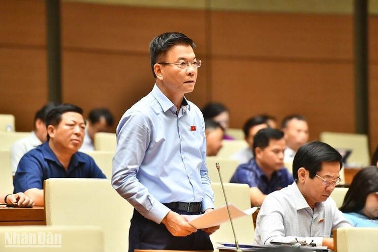 Bộ trưởng Tư pháp Lê Thành Long tiếp thu, giải trình một số vấn đề đại biểu Quốc hội quan tâm. (Ảnh: ĐĂNG KHOA)