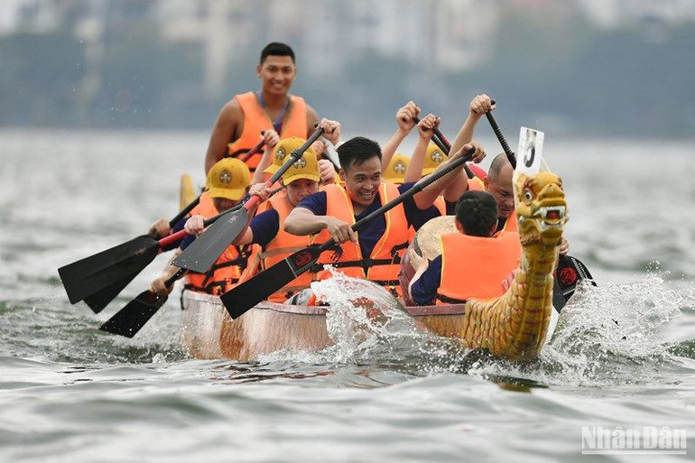 Bơi chải thuyền rồng là bộ môn thể thao truyền thống thể hiện tinh thần đoàn kết và sự nỗ lực của từng thành viên trên thuyền rồng. Bơi chải thuyền rồng là bộ môn thể thao truyền thống thể hiện tinh thần đoàn kết và sự nỗ lực của từng thành viên trên thuyền rồng.