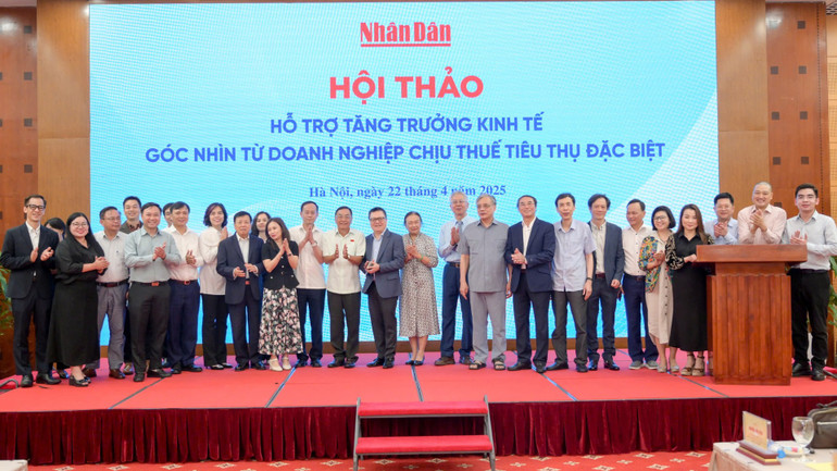Các đại biểu tham dự hội thảo.