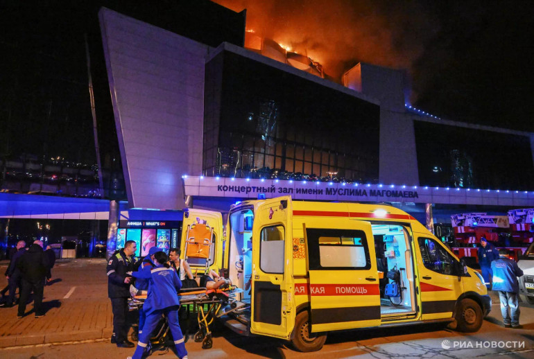 Xe cứu thương đưa người bị thương trong vụ nổ súng ở trung tâm thương mại Crocus City Hall đến bệnh viện điều trị. (Ảnh: RIA Novosti)