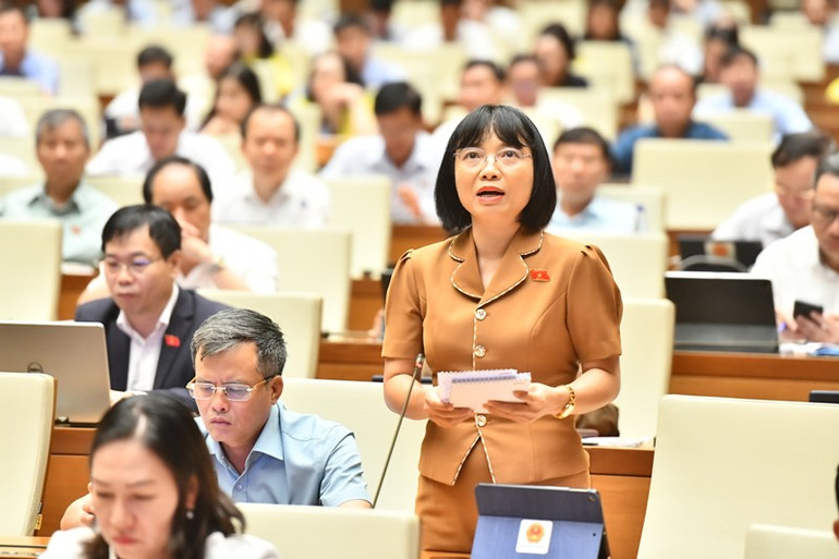 Đại biểu Nguyễn Thị Việt Nga (Hải Dương) phát biểu. (Ảnh: ĐĂNG KHOA)