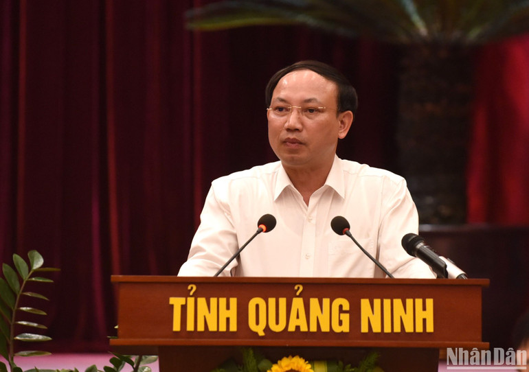 Bí thư Tỉnh ủy Quảng Ninh Nguyễn Xuân Ký báo cáo Thủ tướng Chính phủ tại buổi làm việc. (Ảnh: TRẦN HẢI) Bí thư Tỉnh ủy Quảng Ninh Nguyễn Xuân Ký báo cáo Thủ tướng Chính phủ tại buổi làm việc. (Ảnh: TRẦN HẢI)