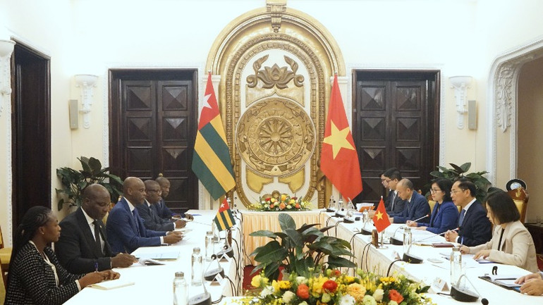 Phó Thủ tướng Chính phủ, Bộ trưởng Ngoại giao Bùi Thanh Sơn hội đàm với Bộ trưởng Ngoại giao, Hội nhập khu vực và Kiều dân Cộng hòa Togo Robert Dussey. (Ảnh: TRUNG HƯNG)