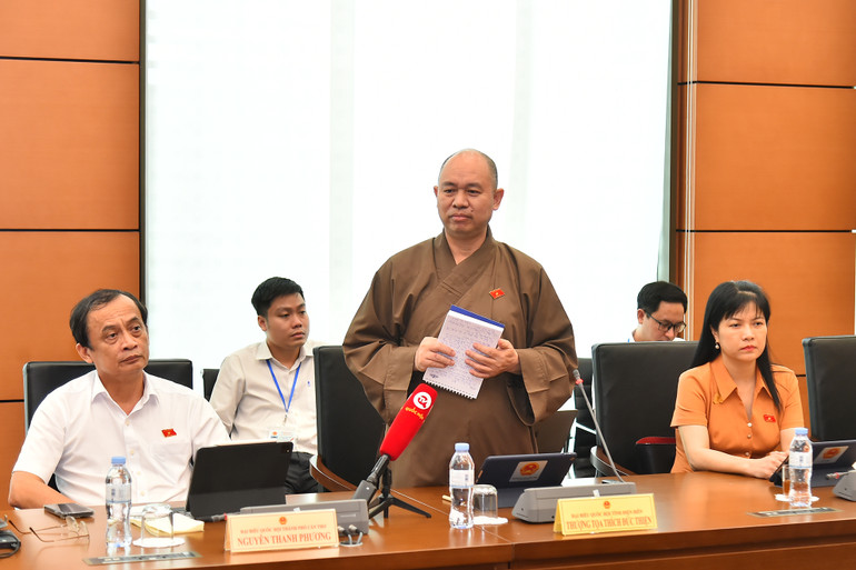 Đại biểu Quốc hội, Thượng tọa Thích Đức Thiện (Điện Biên) phát biểu. (Ảnh: THỦY NGUYÊN)