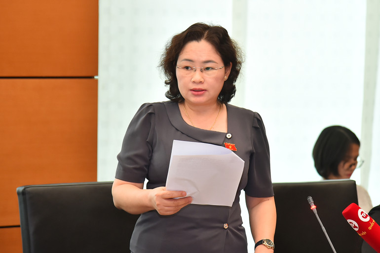 Đại biểu Lò Thị Luyến - Phó Trưởng đoàn chuyên trách Đoàn đại biểu Quốc hội tỉnh Điện Biên phát biểu tại phiên thảo luận Tổ 8. (Ảnh: THỦY NGUYÊN)