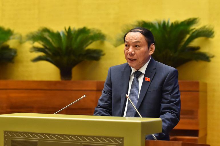 Bộ trưởng Văn hóa, Thể thao và Du lịch Nguyễn Văn Hùng trình bày tờ trình. (Ảnh: THỦY NGUYÊN) Bộ trưởng Văn hóa, Thể thao và Du lịch Nguyễn Văn Hùng trình bày tờ trình. (Ảnh: THỦY NGUYÊN)