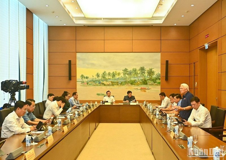 Quang cảnh phiên thảo luận tại Tổ 4 sáng 10/6. (Ảnh: DUY LINH)