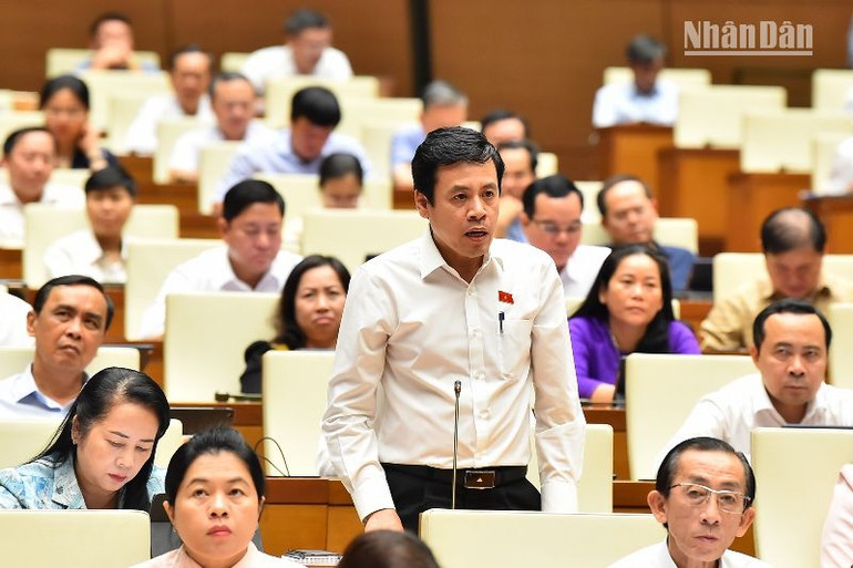 Đại biểu Trần Anh Tuấn (TP Hồ Chí Minh) chất vấn Bộ trưởng Nguyễn Văn Thắng. (Ảnh: THỦY NGUYÊN)