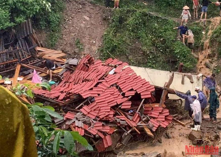 Nhà dân bị sập hoàn toàn.