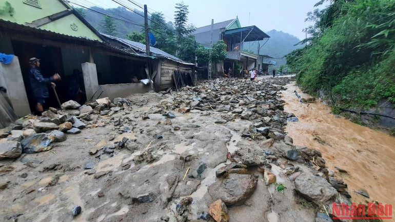 Bản Hòa Sơn, xã Tà Cạ bị lũ quét tràn qua.