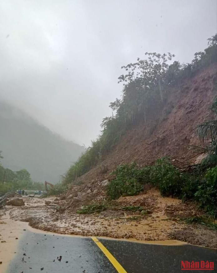 Sạt lở đất gây ách tắc đường giao thông.