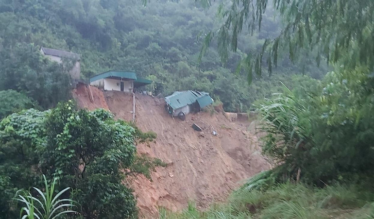 Nhà dân bị sập hoàn toàn.