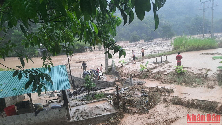 Bản Hòa Sơn, xã Tà Cạ bị lũ quét tràn qua.