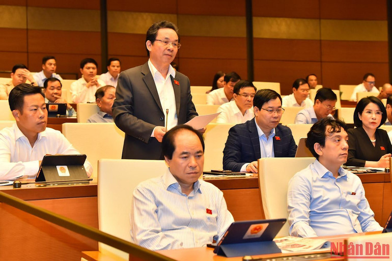 Đại biểu Hoàng Văn Cường (Hà Nội) phát biểu ý kiến tại phiên thảo luận. (Ảnh: THỦY NGUYÊN)