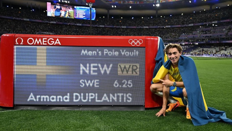 Armand Duplantis ăn mừng với tấm Huy chương Vàng Olympic và kỷ lục thế giới mới. (Ảnh: Xinhua)