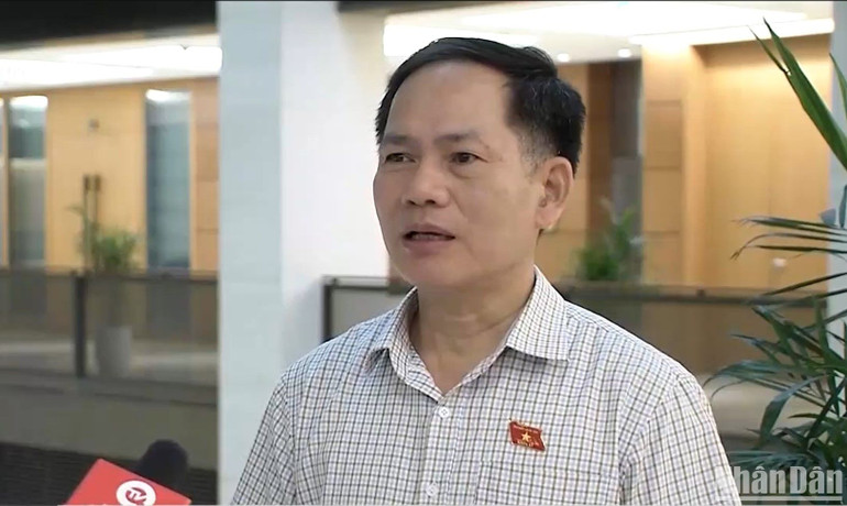 Đại biểu Trần Đình Gia (Hà Tĩnh) chia sẻ bên hành lang Quốc hội.