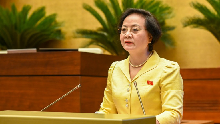 Bộ trưởng Nội vụ Phạm Thị Thanh Trà trình bày Tờ trình dự án Luật Cán bộ, công chức (sửa đổi). (Ảnh: BÙI GIANG)