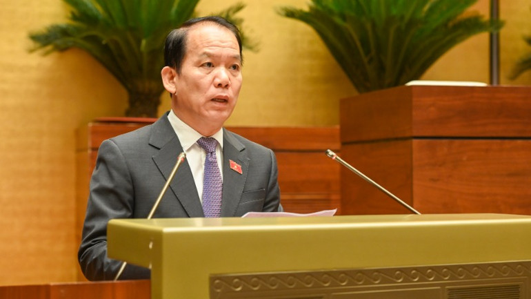 Chủ nhiệm Ủy ban Pháp luật và Tư pháp Hoàng Thanh Tùng trình bày Báo cáo thẩm tra. (Ảnh: BÙI GIANG)