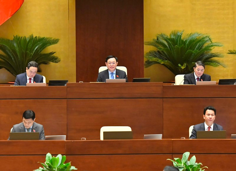Chủ tịch Quốc hội Vương Đình Huệ chủ trì phiên họp toàn thể, sáng 21/6. (Ảnh: ĐĂNG KHOA)