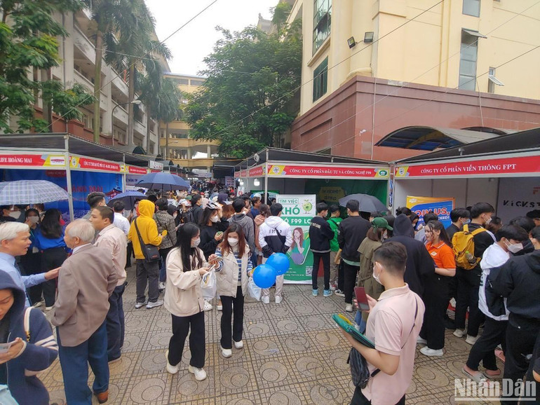 Ngày hội việc làm thu hút đông đảo các bạn sinh viên đến tìm kiếm cơ hội nghề nghiệp sau khi ra trường. (Ảnh: TRUNG HƯNG)