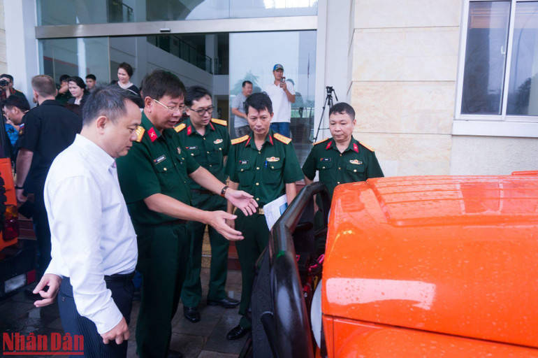 Nhóm các chuyên gia kỹ thuật kiểm tra, đánh giá xe trước khi nhận bàn giao.