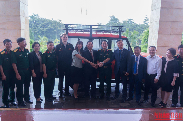 Các đại biểu tại lễ bàn giao xe.