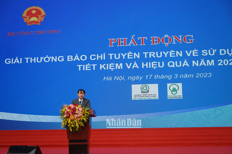 Ông Phương Hoàng Kim, Vụ trưởng Vụ Tiết kiệm năng lượng và Phát triển bền vững, Chánh Văn phòng Ban Chỉ đạo Tiết kiệm năng lượng, Bộ Công thương phát biểu phát động Giải thưởng báo chí tuyên truyền về sử dụng năng lượng tiết kiệm và hiệu quả năm 2023. (Ảnh: TRUNG HƯNG)