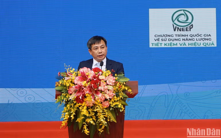 Ông Phan Toàn Thắng, Chánh Văn phòng Hội Nhà báo Việt Nam công bố thể lệ giải. (Ảnh: TRUNG HƯNG)