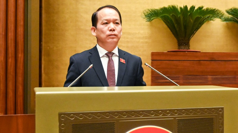 Ủy viên Ủy ban Thường vụ Quốc hội, Chủ nhiệm Ủy ban Pháp luật của Quốc hội Hoàng Thanh Tùng trình bày Báo cáo giải trình, tiếp thu, chỉnh lý dự thảo Nghị quyết về tổ chức chính quyền đô thị tại thành phố Hải Phòng. (Ảnh: DUY LINH)