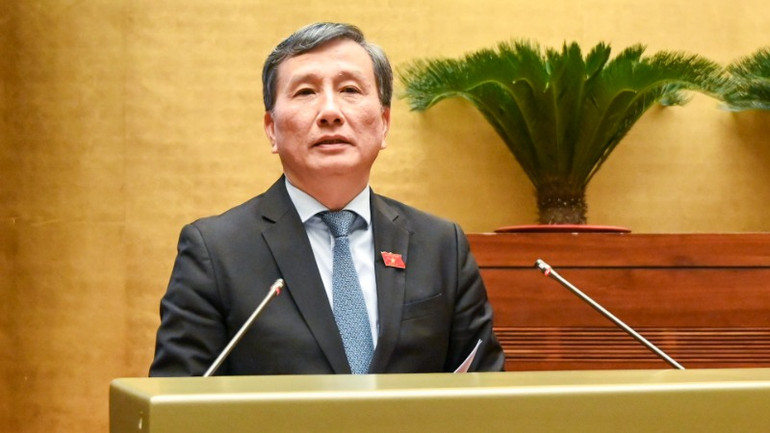 Chủ nhiệm Ủy ban Khoa học, Công nghệ và Môi trường của Quốc hội Lê Quang Huy trình bày báo cáo. (Ảnh: DUY LINH)