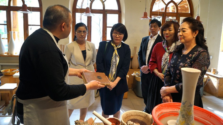 Phu nhân Nguyễn Thị Thanh Nga được giới thiệu về các cuốn sách nghiên cứu do các thế hệ gia đình Rakhimov dày công nghiên cứu và thực hiện in sách. Phu nhân Nguyễn Thị Thanh Nga được giới thiệu về các cuốn sách nghiên cứu do các thế hệ gia đình Rakhimov dày công nghiên cứu và thực hiện in sách.