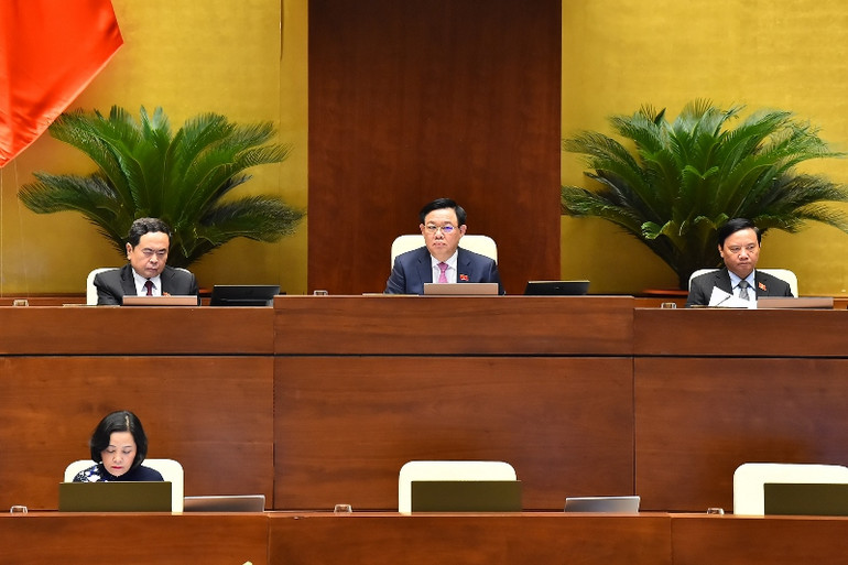 Chủ tịch Quốc hội Vương Đình Huệ cùng các đại biểu tại phiên họp. (Ảnh: THỦY NGUYÊN)