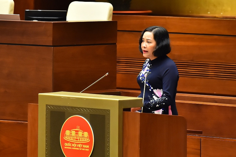 Trưởng Ban Công tác đại biểu thuộc Ủy ban Thường vụ Quốc hội, Trưởng Ban Soạn thảo Nguyễn Thị Thanh trình bày Tờ trình dự thảo Nghị quyết. (Ảnh: THỦY NGUYÊN)