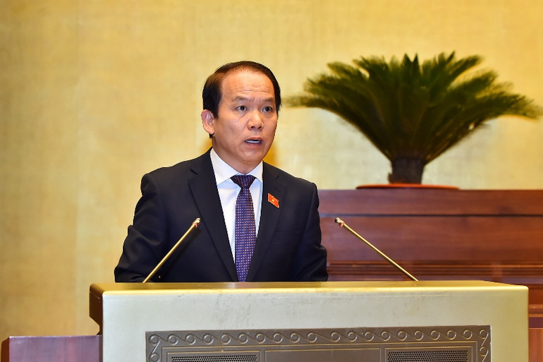 Chủ nhiệm Ủy ban Pháp luật của Quốc hội Hoàng Thanh Tùng trình bày Báo cáo thẩm tra dự thảo Nghị quyết. (Ảnh: THỦY NGUYÊN)