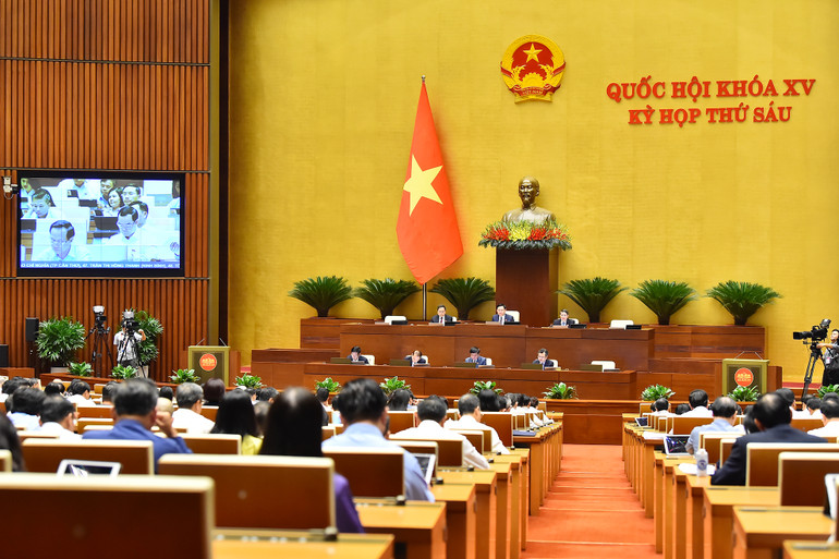 Các đại biểu Quốc hội làm việc tại hội trường chiều 26/10. (Ảnh: THỦY NGUYÊN)